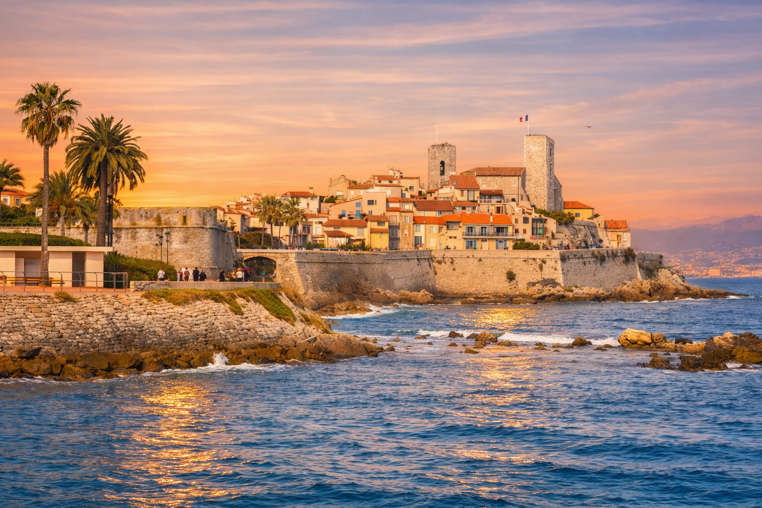 Antibes - Vieille ville historique avec remparts méditerranéens, port Vauban et patrimoine culturel exceptionnel