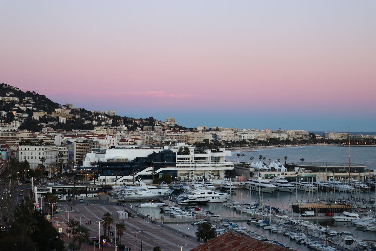 Port de Cannes - Spot photo avec yachts de luxe, architecture portuaire et reflets sur l'eau pour compositions urbaines